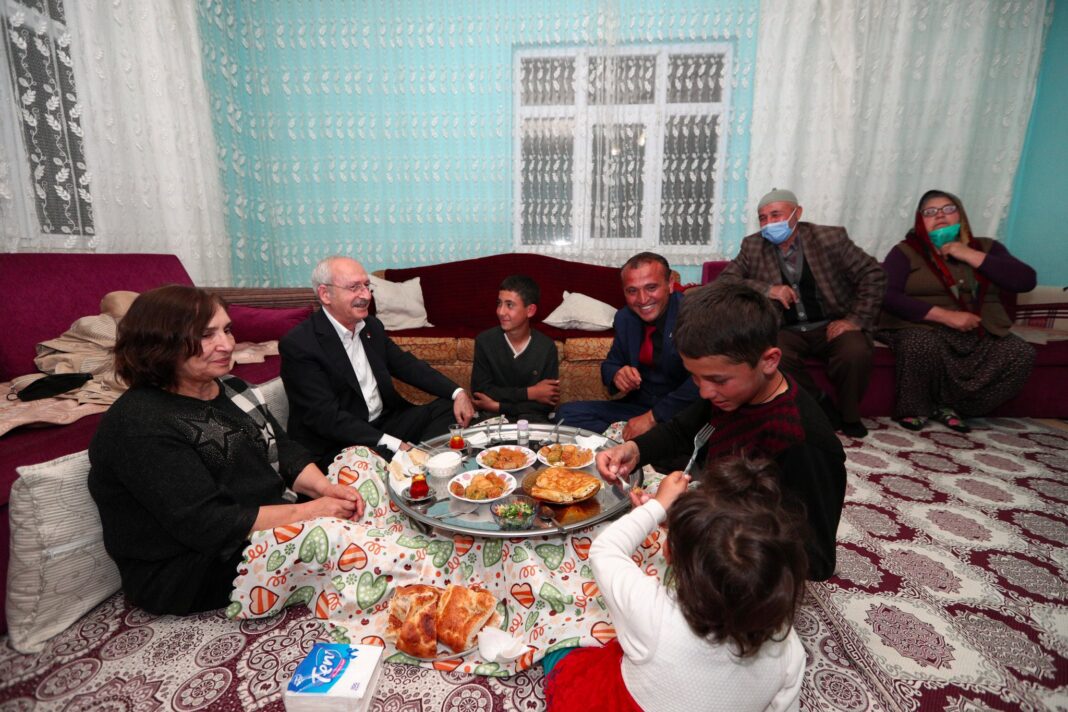 Kılıçdaroğlu, Çubuk’ta linç girişiminde kendisine evini açan aile ile iftar yaptı