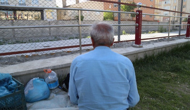 İran’dan kaçarak Van’a gelen mülteci kalacak yeri olmadığı için parklarda yaşıyor