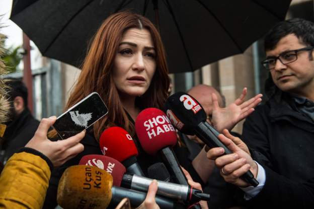 Oyuncu Deniz Çakır, ‘başörtülü kadınlara hakaret’ ettiği iddiasıyla yargılandığı davada beraat etti