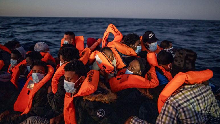 Libya açıklarında en az 57 göçmen hayatını kaybetti