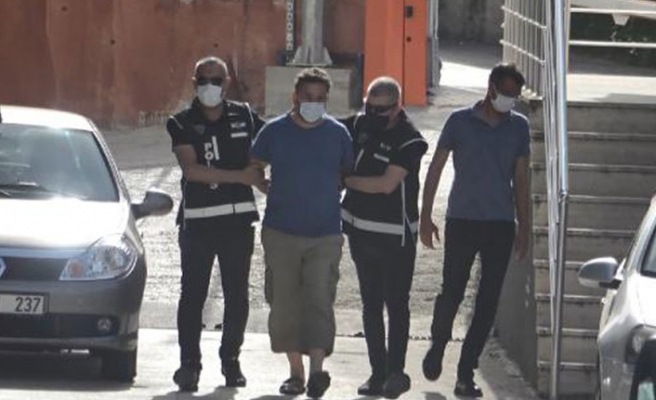 Sedat Peker’in videolarına yorum yapan gazeteci, Erdoğan ve Soylu’ya hakaret ettiği gerekçesiyle gözaltına alındı