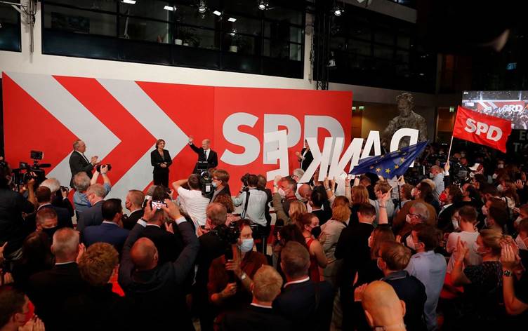 Almanya’da SPD’li Scholz seçimi kazandığını, Yeşiller ve FDP ile hükümet kuracağını söyledi