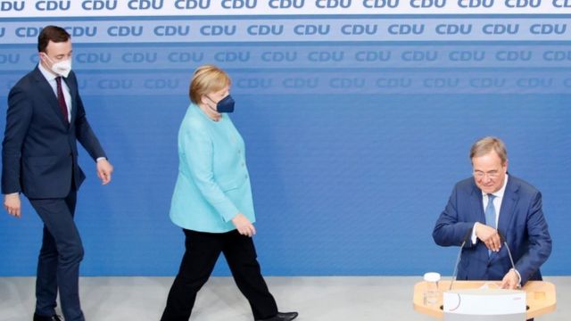 Sosyal Demokratlar önde, Merkel’in partisi tarihinin en düşük oranında, gözler koalisyon pazarlıklarında