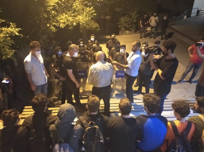 Kira ve yurt fiyatlarına tepki gösteren öğrenciler geceyi dışarıda geçirdi
