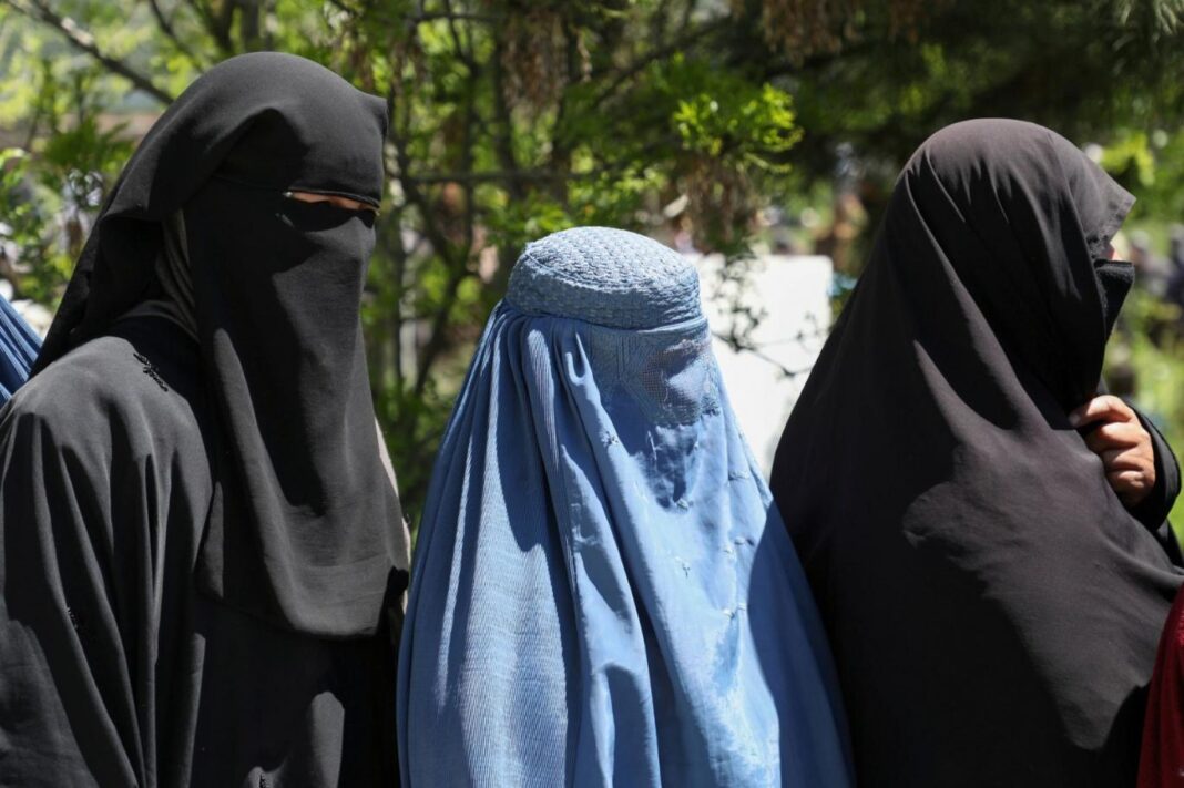 Ülkesi Yeni Zelanda’ya alınmayan hamile gazeteci, Taliban’dan yardım istedi