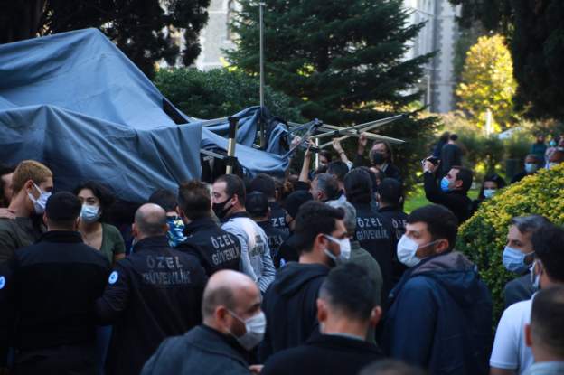 Boğaziçi Üniversitesi’ndeki protestolarda çok sayıda gözaltı olduğu bildiriliyor