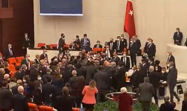 TBMM’de milletvekilleri arasında yumruklu kavga! Oturuma ara verildi