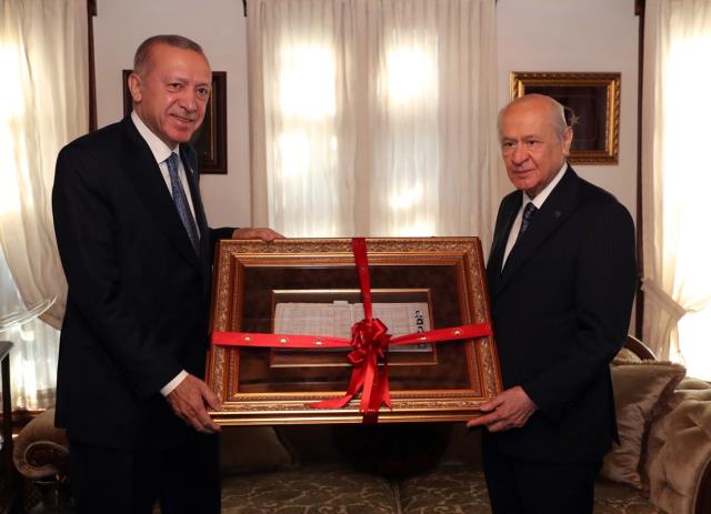 Erdoğan, Bahçeli’yi evinde ziyaret etti: Okul yıllarına ait altın varaklı bir çerçeve içinde öğrenci kütük defterini armağan etti