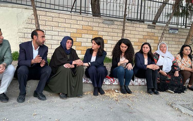 HDP heyeti Şenyaşar ailesiyle, Urfa Adliyesi önündeki iftara katıldı