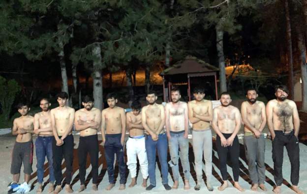Bulgaristan sınırında üzerindeki giysileri alınmış 187 göçmen bulundu