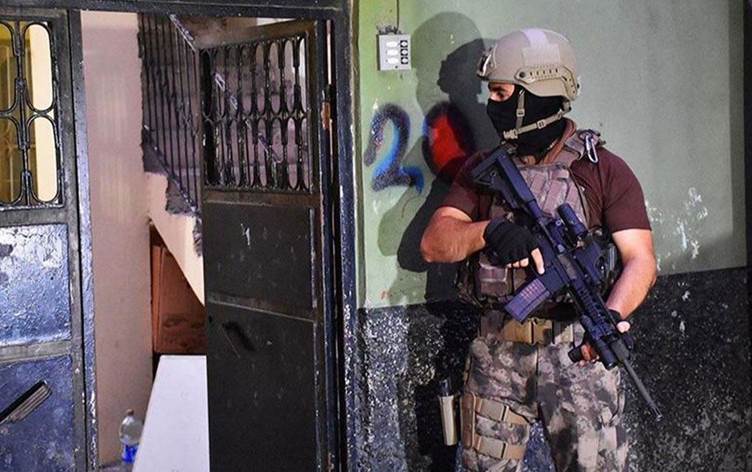 Diyarbakır’da ‘Newroz’a katılanların evlerine polis baskını: 57 kişi hakkında gözaltı kararı