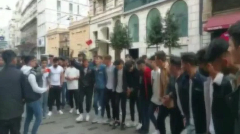 İstanbul’da Kürtçe sokak müziğine eşlik edenlere gözaltı