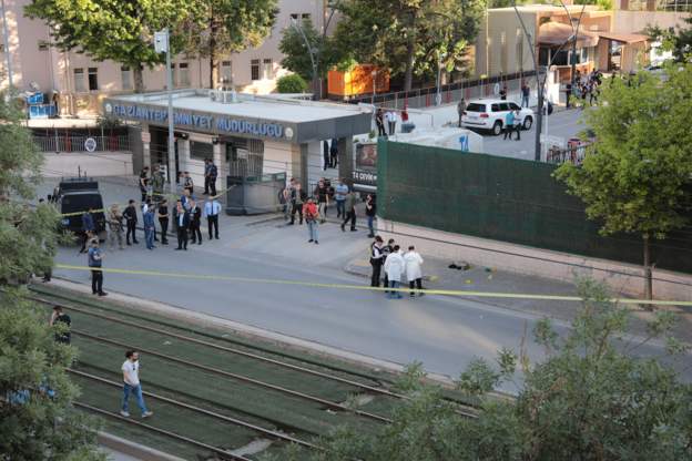 Antep Emniyet binası önünde canlı bomba olduğundan şüphelenilen bir kişi vuruldu