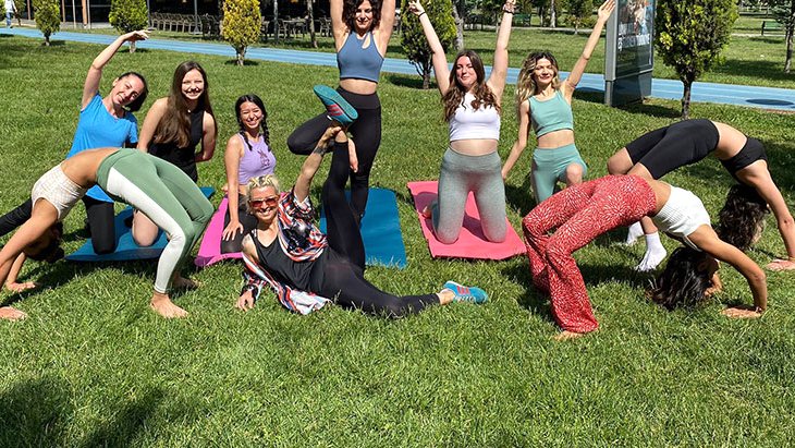 Eskişehir’de yoga yapan kadınlar CİMER’e şikayet edildi, belediye başkanı karara karşı çıktı! “Kadınlarımız istediği parkı kullanabilir”