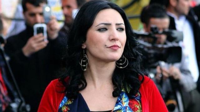 Gözaltına alınan müzisyen Zelal Gökçe serbest bırakıldı