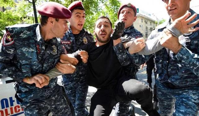 Paşinyan muhalifleri yolları kapattı: 286 gözaltı