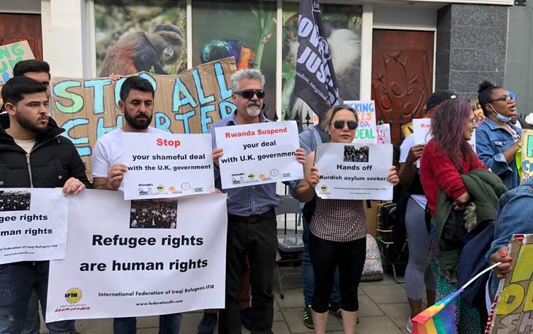 İngiltere’den sığınmacıları Ruanda’ya gönderecek ilk uçak AİHM kararı sonrası son anda iptal edildi