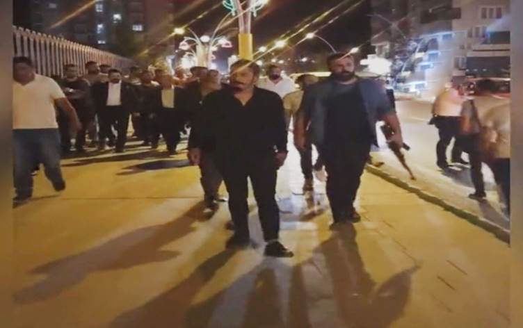 Savcı Sayan ve korumaları şehir içerisinde Kalaşnikoflarla yürüdü