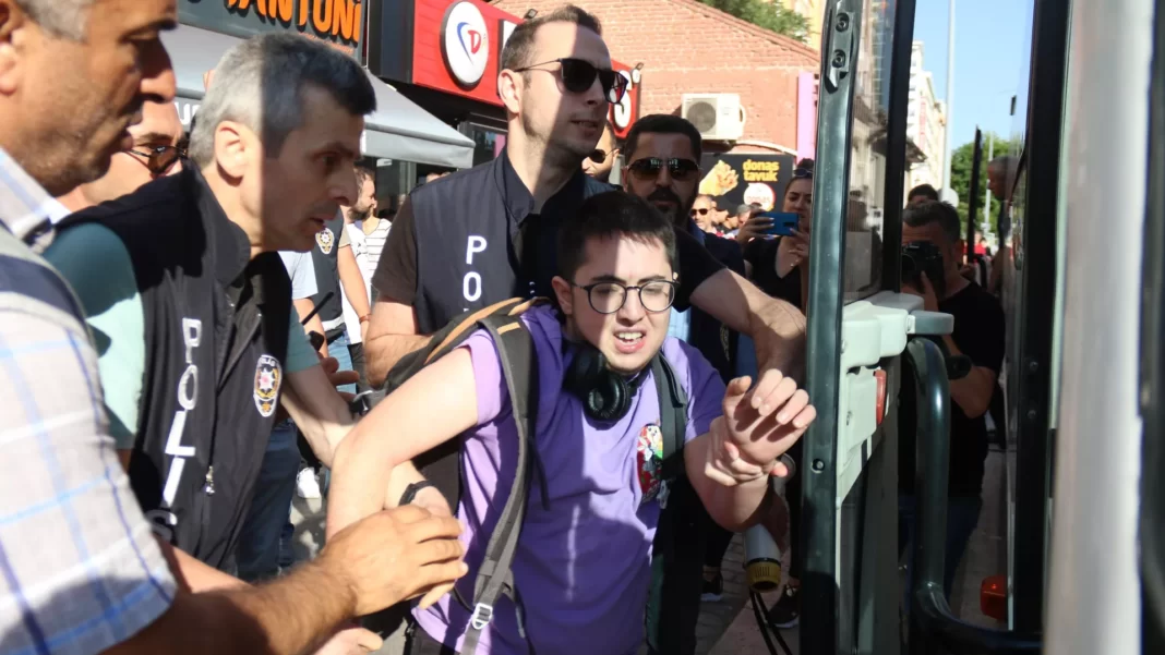 Eskişehir’de LGBT yürüyüşüne polis müdahalesi: 10 gözaltı