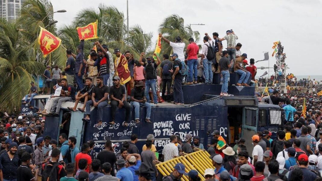 Sri Lanka Cumhurbaşkanı askeri uçakla kaçtı, ülkede OHAL ilan edildi