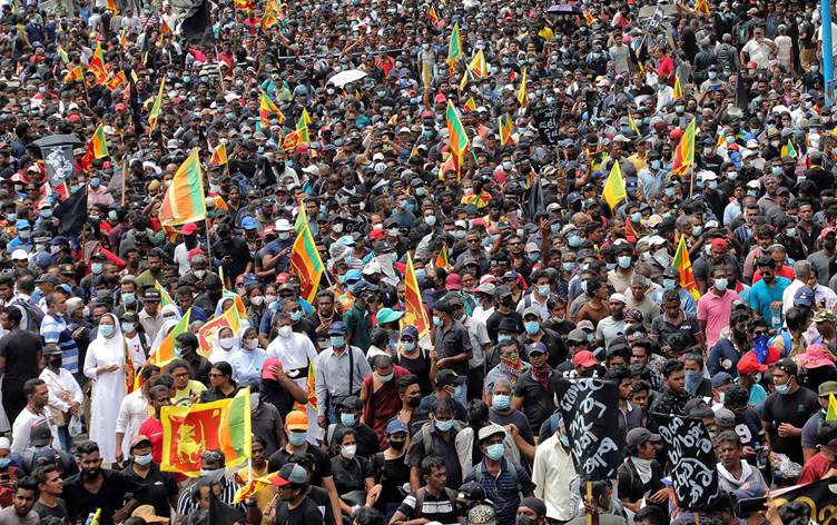 Kriz nedeniyle halkın ayaklandığı Sri Lanka’da istifası beklenen devlet başkanı ülkeden kaçtı