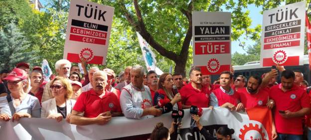 DİSK, TÜİK önünde eylem yaptı: ‘TÜİK, memurun, emeklinin ekmeğiyle oynuyor’