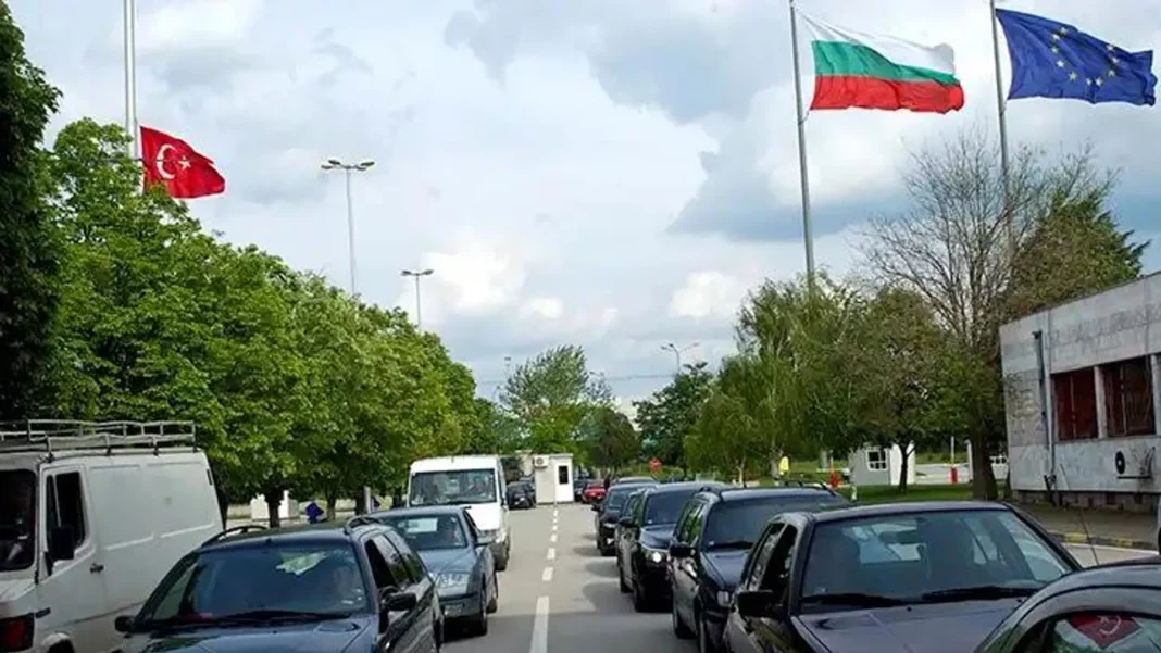 Bulgaristan’da göçmen taşıyan Türkiye plakalı otobüsü durdurma operasyonunda iki polis memuru öldü
