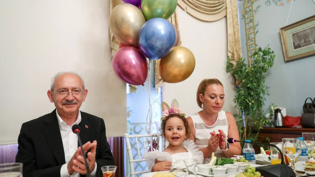 Kılıçdaroğlu, Gezi Parkı olaylarına ilişkin davada tutuklu bulunanların aileleriyle buluştu