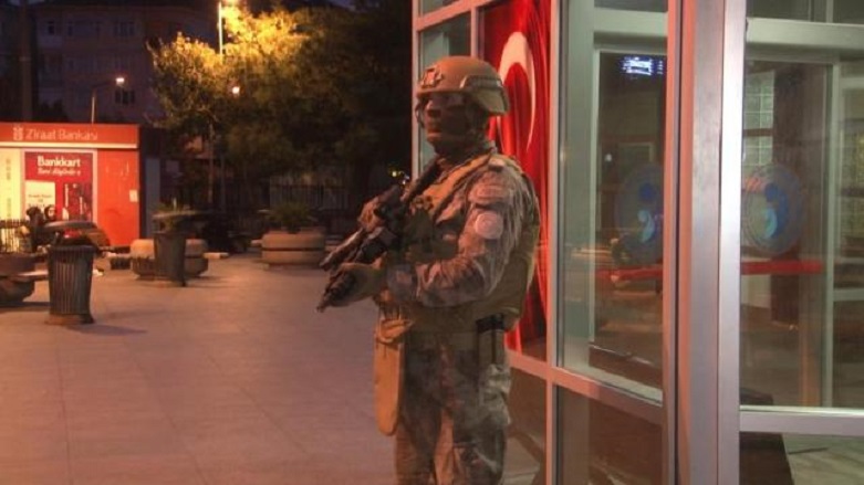 İstanbul’da hastane önünde silahlı saldırı: Ölü ve yaralılar var