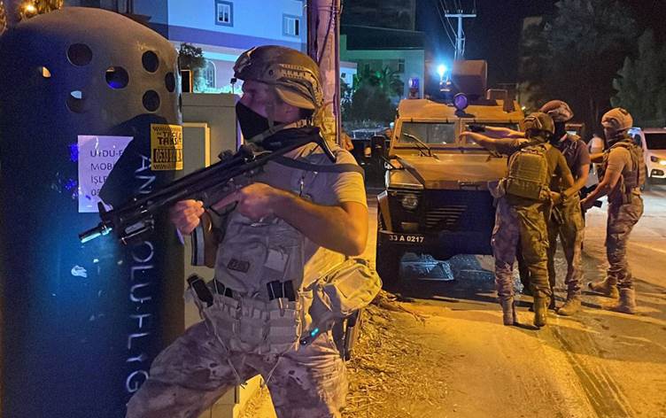 Mersin’de polisevine saldırı: Biri polis hayatını kaybetti, bir polis yaralandı