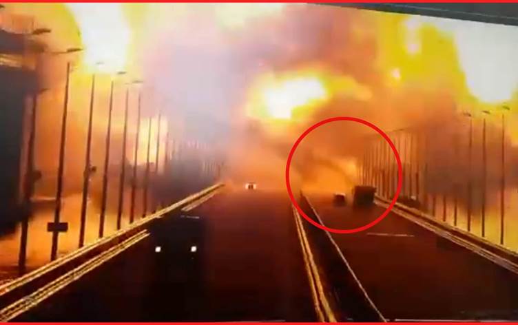 Rusya ile Kırım arasında yer alan köprüde bomba yüklü kamyon patlattı