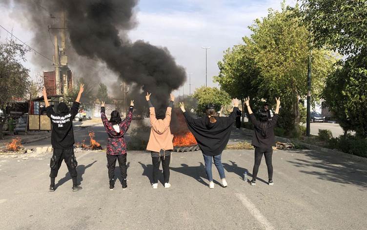 Jina Mahsa Emini anması sonrası polis ile göstericiler çatıştı