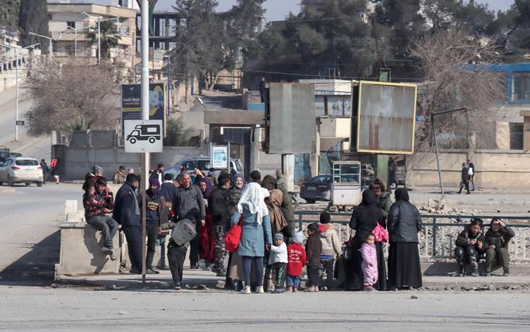 Afrin’de El Kaide öncülüğündeki HTŞ’nin kent merkezinde etkili olmasının ardından halk göç etmeye başladı