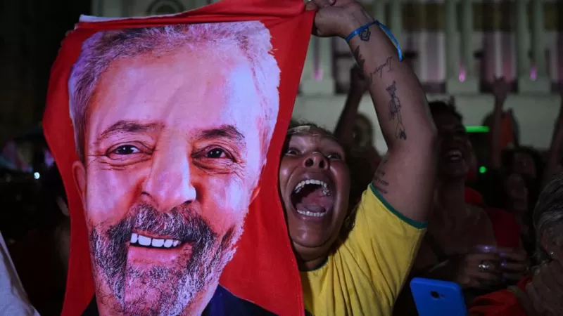 Brezilya’da solcu lider Lula başkanlık seçimini kazandı
