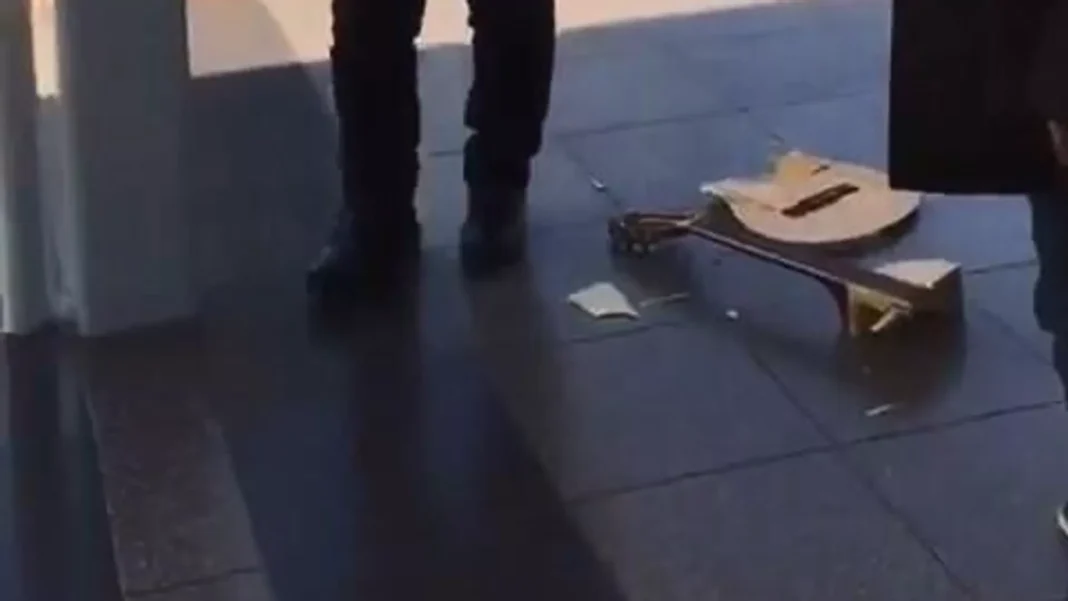 Zabıtaya sinirlenen sokak müzisyeni gitarını kırdı
