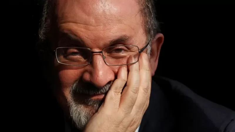 Bıçaklı saldırıya uğrayan yazar Salman Rüşdi bir gözünü ve kolunu kaybetti