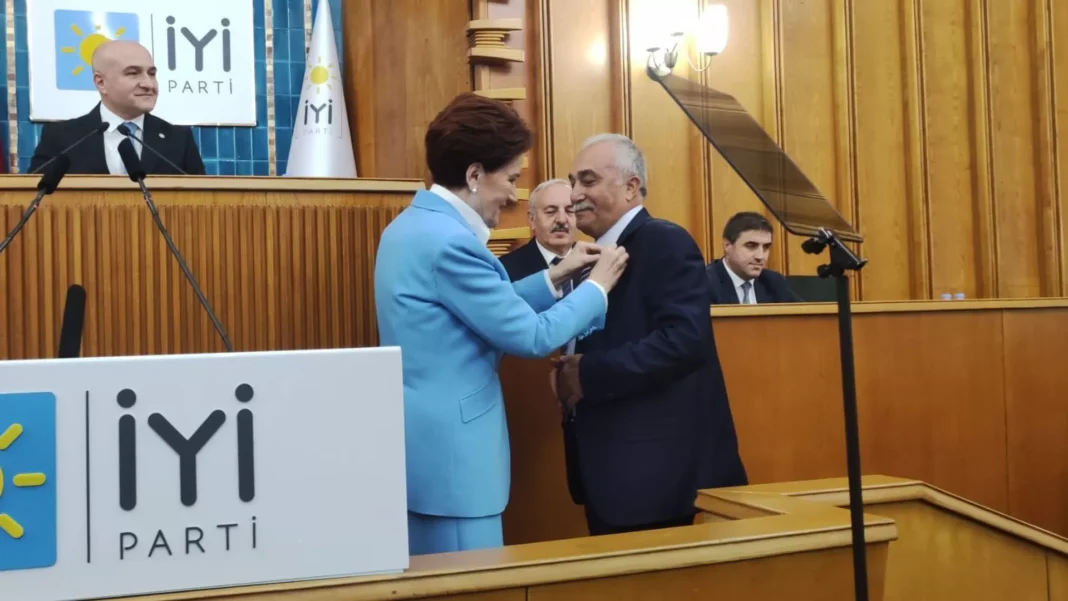Fakıbaba resmen İYİ Parti’de: Rozetini Akşener taktı