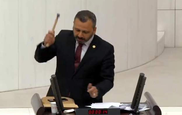 CHP Milletvekili Burak Erbay, ‘Dezenformasyonla Mücadele’ yasa teklifini TBMM kürsüsünde çekiçle telefonunu kırarak protesto etti