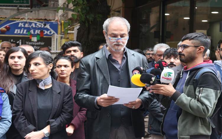 Gazetecilerin gözaltına alınması protesto edildi