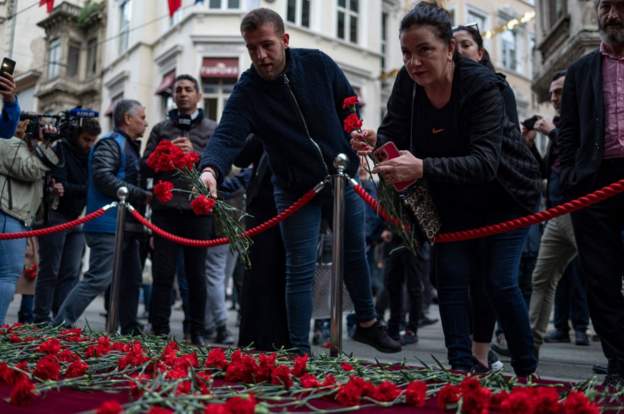 İstiklal Caddesi’ne hayatını kaybedenlerin anısına karanfil bırakıldı