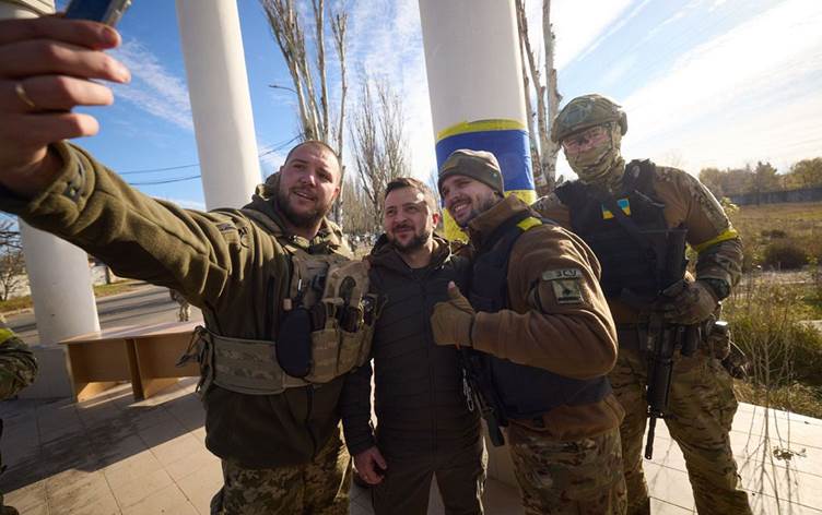 Zelenskiy, Rusya’nın çekildiği Herson’a gitti