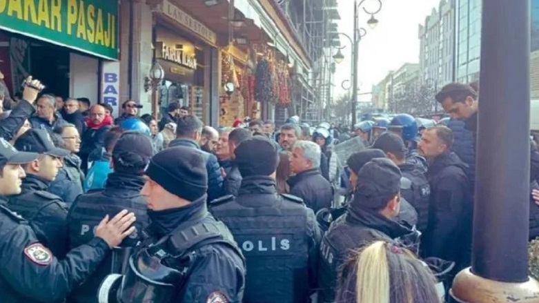 Polis, DEVA Partilileri engelledi