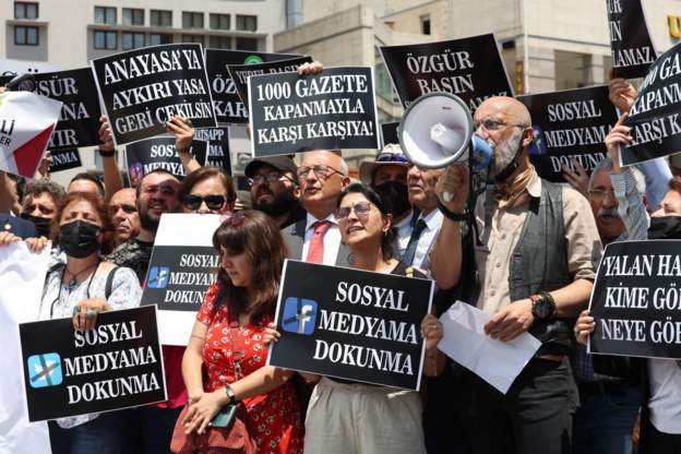 HRW: Türkiye’de hükümet seçimler öncesinde sansürü artırıyor; muhalifleri acımasızca cezalandırıyor
