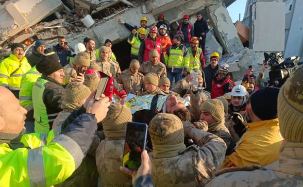 Hatay’da 100’üncü saatten sonra enkazlardan 7 kişi sağ çıkarıldı