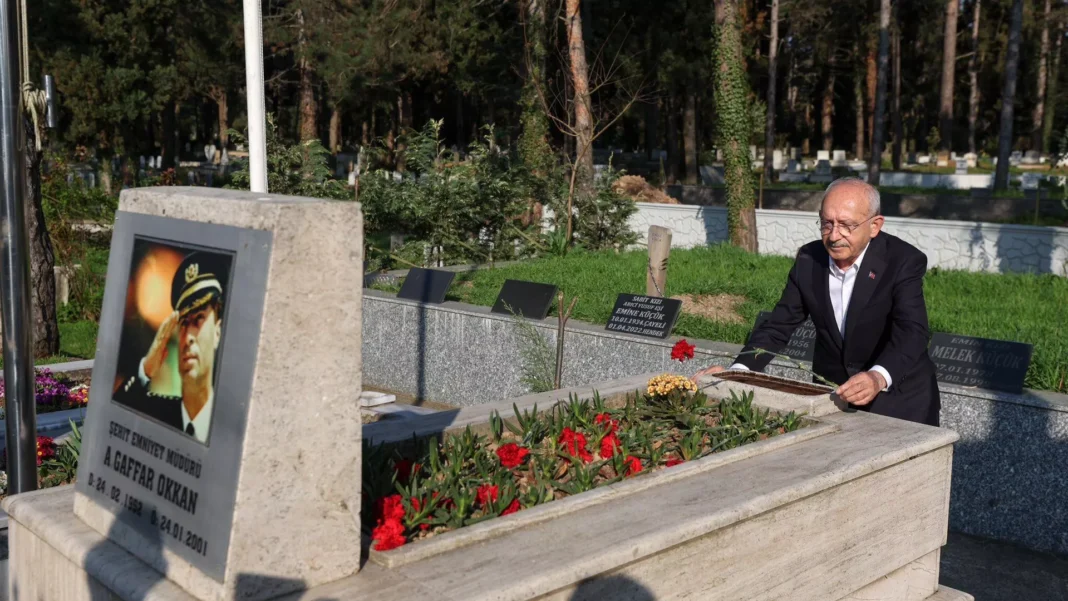 Kılıçdaroğlu, Gaffar Okkan’ın mezarını ziyaret etti: ‘İzin vermeyeceğiz diye söz verdim’