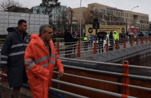 Urfa Belediye Başkanı Zeynel Abidin Beyazgül ölümlerin yaşandığı kavşakta protesto edildi