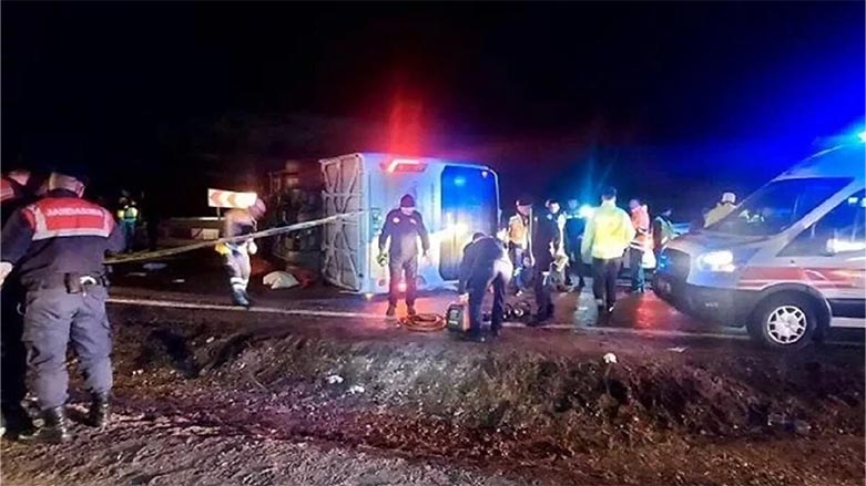 Deprem bölgesinden dönenleri taşıyan otobüs kaza yaptı: 3 ölü, 19 yaralı