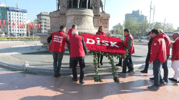 DİSK Taksim Cumhuriyet Anıtı’na çelenk bıraktı