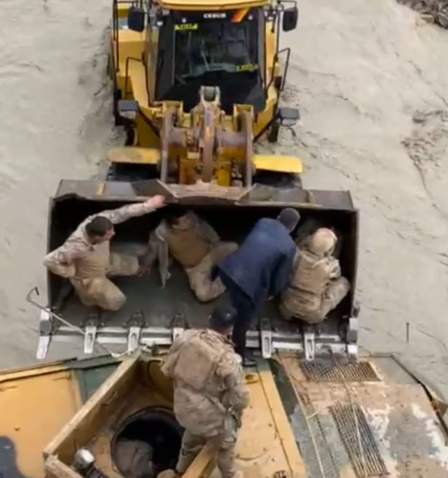 Zırhlı araç Zap Suyu’na uçtu, 12 asker yaralandı