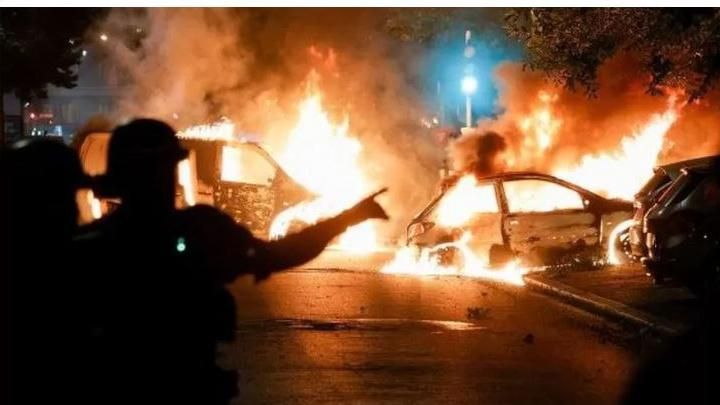 Protestocular belediye başkanının evini yanan bir araçla hedef aldı! Eşi ve çocukları yaralandı
